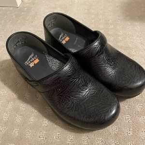 Size 37 Dansko XP 2.0 clogs- tooled black